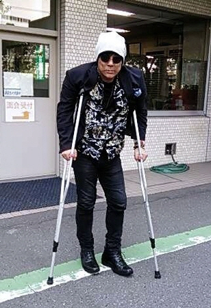 １８日に入院し、１９日に両ひざを手術した大仁田厚