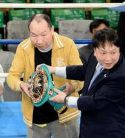 日本プロボクシング協会の大橋秀行会長(右)からWBC名誉チャンピオンベルトを受け取る袴田巌さん(撮影・北野将市)