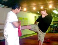 父・藤波辰爾(左)にキックを打ち込むLEONA