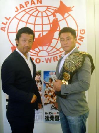 ６・２８札幌で世界ジュニア王座を懸けて対戦する王者・青木篤志（右）と挑戦者の金丸義信