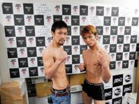 計量を終えファイティングポーズを取る王者・細野(左)と関