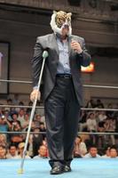 ファンに挨拶をする初代タイガーマスク=後楽園ホール