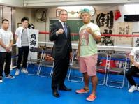 ファイティングポーズを取る京太郎(右)と竹原(3日、東京・大塚の角海老宝石ジム)