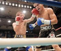 8回、フローレンテ・コンデス(右)に左ストレートをヒットさせる田口良一(撮影・開出 牧)