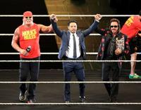 KENTA(中央)はWWEと契約を結びハルク・ホーガン(左)とファンの声援に応える(撮影・山口 登)