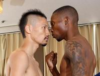 IBFスーパーフライ級王座決定戦に臨む帝里木下(左)とゾラニ・テテ=神戸ポートタワーホテル