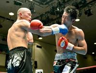 7回、激しく打ち合う岡田博喜(右)とジャムガル興一(撮影・村中拓久)