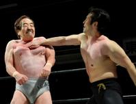 百田(左)にチョップを見舞う力=新木場1stRING