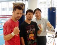 公開練習した八重樫(中)と大橋会長(右)、松本トレーナー(左)