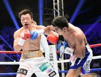 4回、ゴンサレス(右)の強烈な右ストレートを浴びる八重樫東(撮影・北野将市)