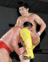 大谷晋二郎(左)の顔面に膝をぶち込む船木誠勝