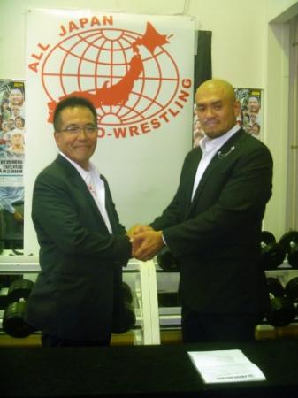 がっちり握手する全日本・秋山準社長（右）とオフィシャルスポンサーとなった早駒運輸株式会社の渡辺真二社長