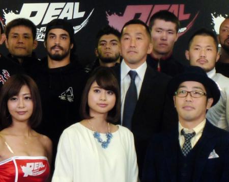 「ＲＥＡＬ１」で総合格闘技デビューするクロン・グレイシー（後列左から２人目）とキム・ヒョンス（後列右端）