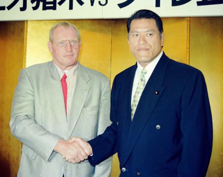 　調印式を終えアントニオ猪木（右）と握手をするビレム・ルスカ＝１９９４年９月２日