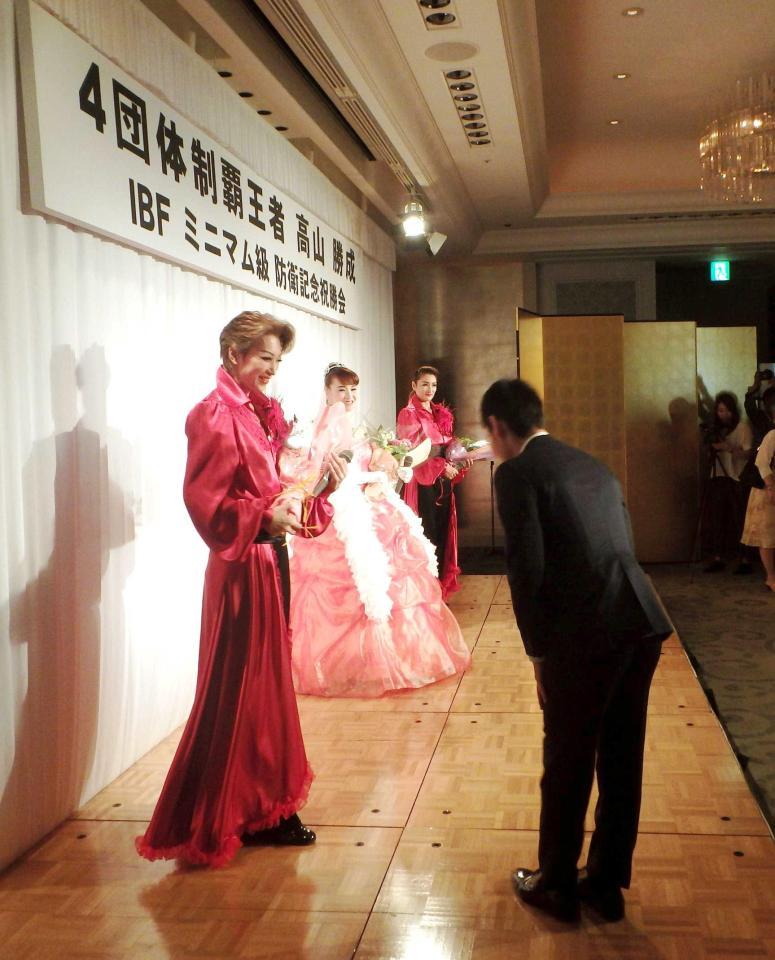 　歌を披露した元・宝塚歌劇団の３名に花束を贈る高山（手前右）