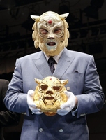 六千万円の純金のタイガーマスクを手にする初代タイガーマスク＝後楽園ホール