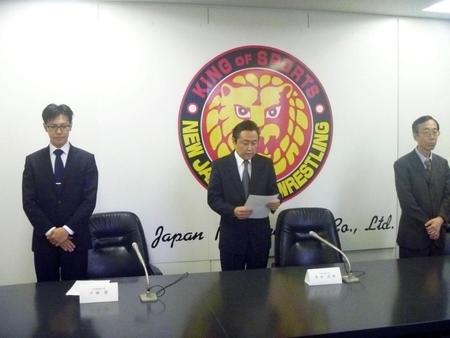 顧客情報流出が判明し、謝罪会見を行う（左から）新日本プロレス・手塚要社長。菅林直樹会長、西澤道昭取締役