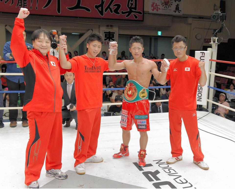 　勝利し喜ぶ（左から）大橋会長、兄・尚弥、新チャンピオン井上拓真、父・真吾