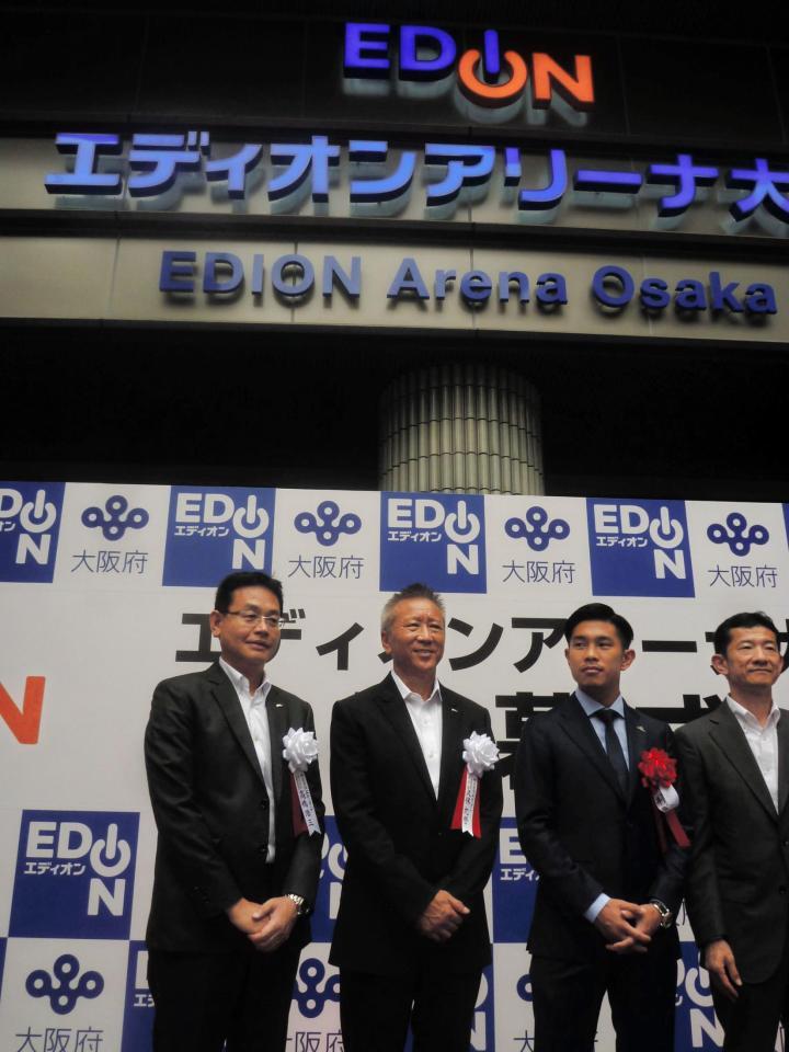 エディオンアリーナ大阪の除幕式に参加した井岡一翔（左から３人目）
