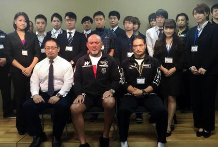 入学式を行った「プロレス総合学院」の生徒と武藤敬司（中央）ら講師陣。左端は木村響子の娘・花