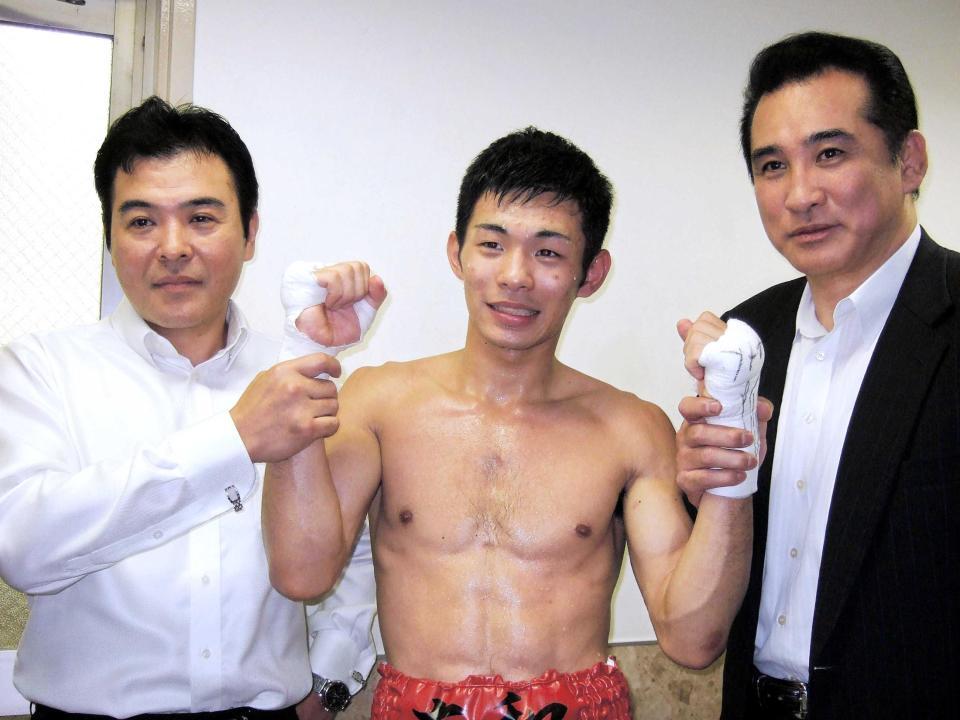 　２回ＫＯでプロデビューを飾った波田大和。右は伯父の旭道山さん、左は父の行司・木村寿之介