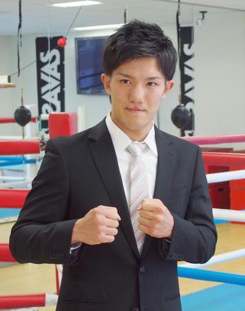 　プロ転向を表明し、ポーズをとるボクシングの井上浩樹＝横浜市の大橋ジム