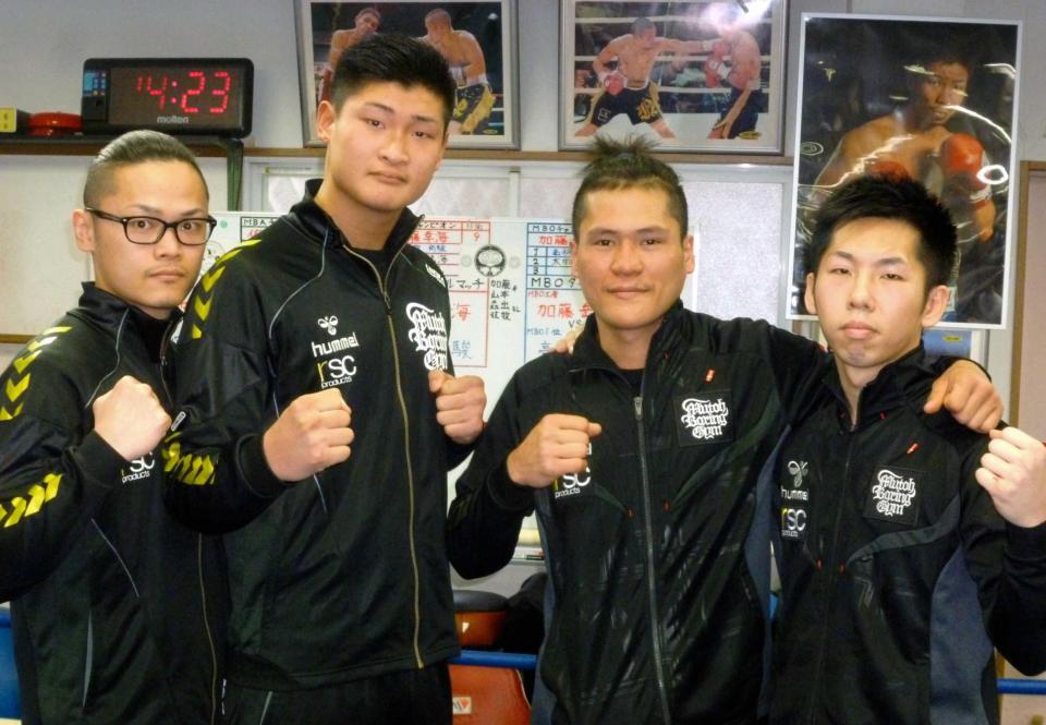 　次戦を発表した六島ジムのボクサー。（左から）向井、前原、ヤップ、坂本