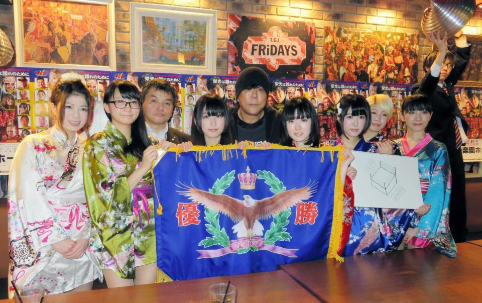 世界ストリートファイト６人タッグ選手権の優勝旗を手にする大仁田厚（中央）と演歌女子ルピナス組のメンバーら