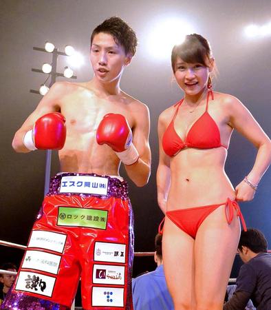 丸田（左）が１回ＴＫＯ勝利後、赤の水着姿でリングに上がった森岡朋奈