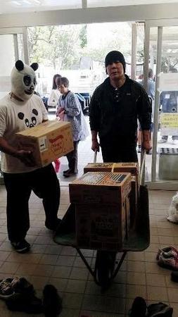 被災地に支援物資を届けた大仁田厚（右）とパンディータ＝熊本市内の市立城西小学校