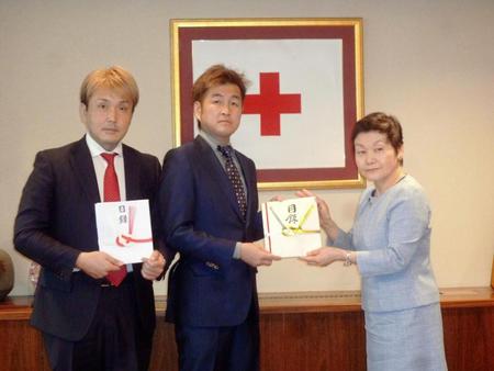熊本地震の被災地へ義援金などを寄付した西日本協会の井岡弘樹会長（中央）。左はグリーンツダジムの本石昌也会長