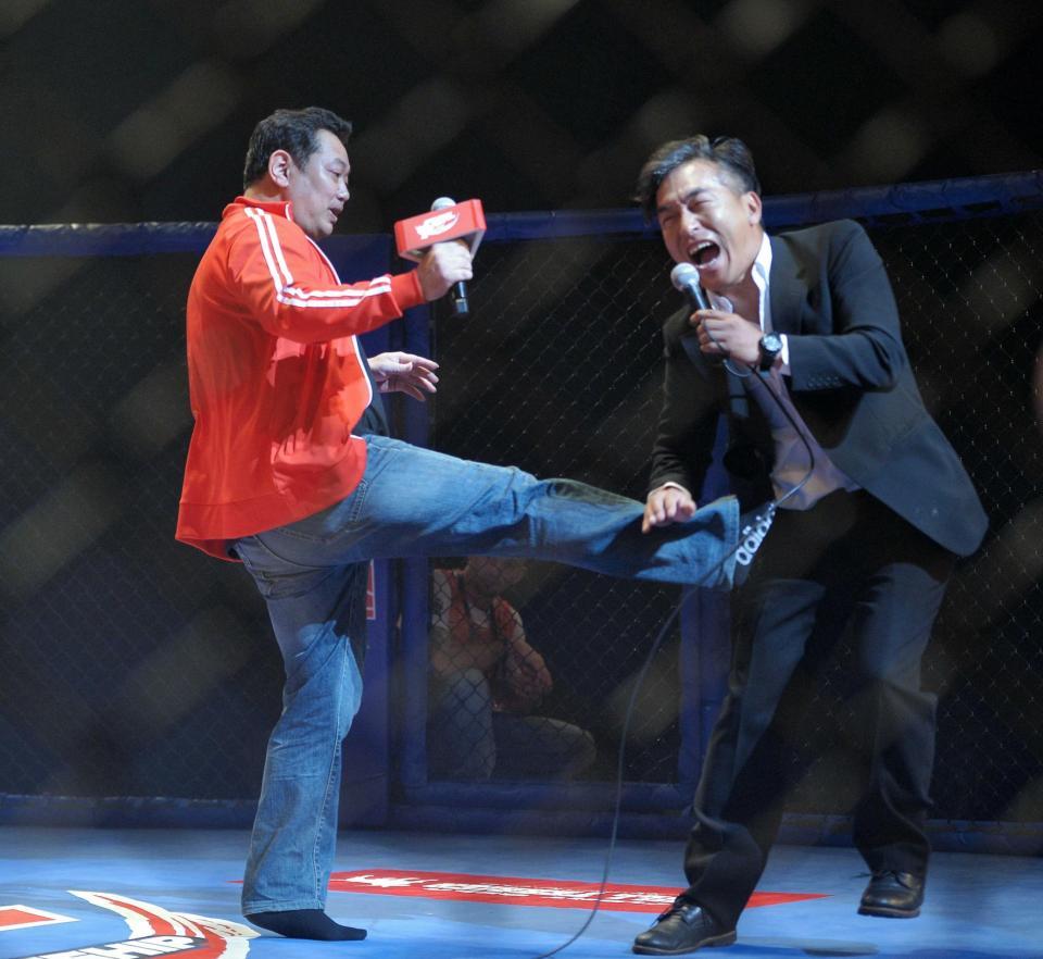 　格闘技「ＲＥＡＬ５」のリングでキックを披露する野村貴仁氏