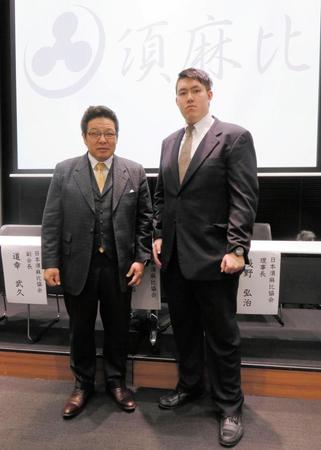 　須麻比で格闘技デビューする納谷幸男（右）と佐山聡会長