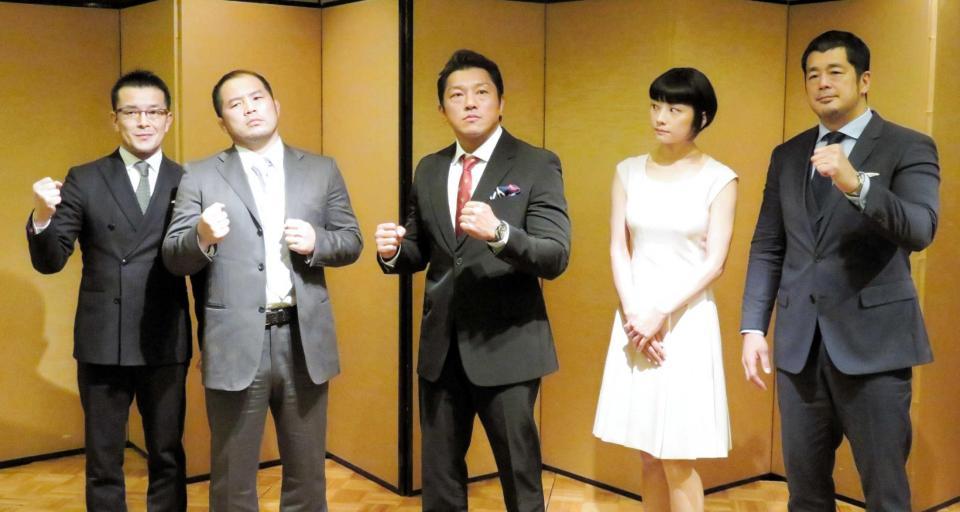 　ファイティングポーズを決める桜井（左から２人目）、坂田（中央）と、それを見つめる小池栄子（右から２人目）