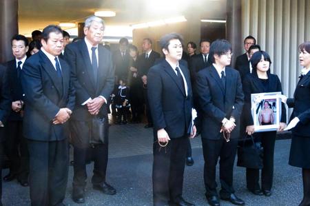 　永源さんの遺影を掲げる遺族とともに棺を見送る（左から）藤波辰爾、坂口征二氏