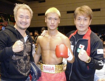 デビュー戦を１回ＫＯ勝利で飾った木村テミン（中央）、左が徳山昌守氏、右が本石昌也会長