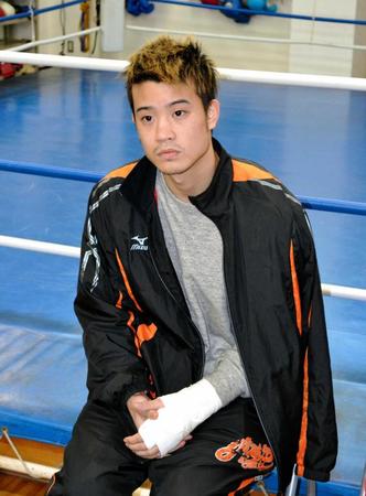 　左手の負傷で試合の延期を発表した辰吉寿以輝