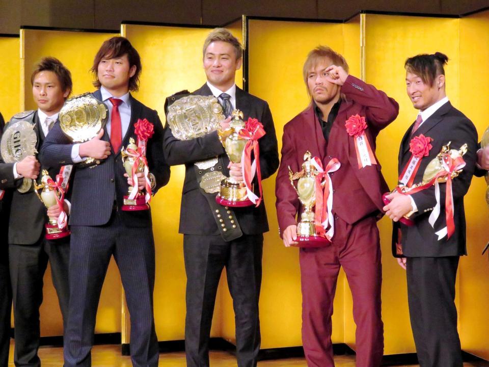 　プロレス大賞授賞式に出席した（左から）中嶋、宮原、オカダ、内藤、丸藤