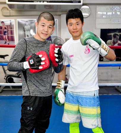 　再び兄弟タッグで世界を目指す亀田和毅（右）と兄の興毅チーフトレーナー