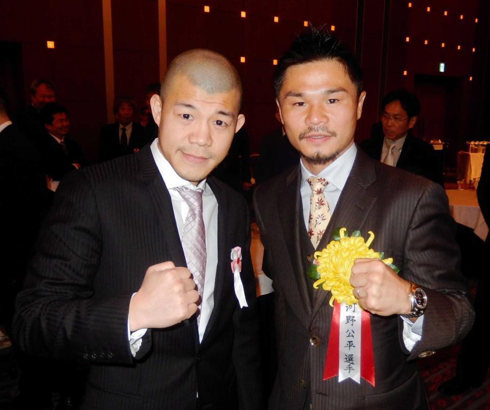　年間表彰式で再会した亀田興毅氏（左）と河野公平