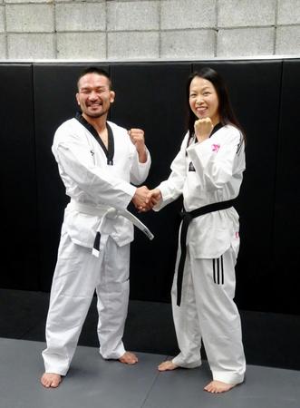 テコンドーで東京五輪挑戦を表明した菊野克紀（左）と全日本協会の岡本依子副会長