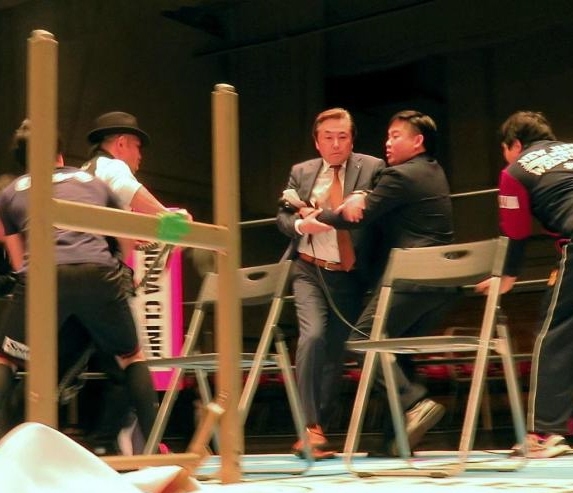 菅林直樹会長（右から３人目）に襲いかかる鈴木みのる＝東京都文京区の後楽園ホール