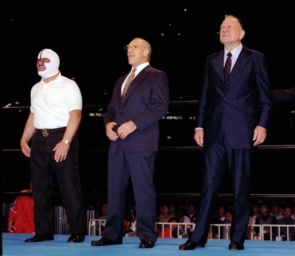 ジャイアント馬場引退試合での（左から）ザ・デストロイヤー、ブルーノ・サンマルチノさん、ジン・キニスキーさん＝１９９９年５月２日、東京ドーム　