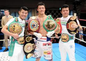 ベルトを手に笑顔を見せる(左から)亀田興毅、和毅、大毅(撮影・棚橋慶太)