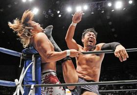 棚橋弘至(左)に強烈なキックを決めるKENTA