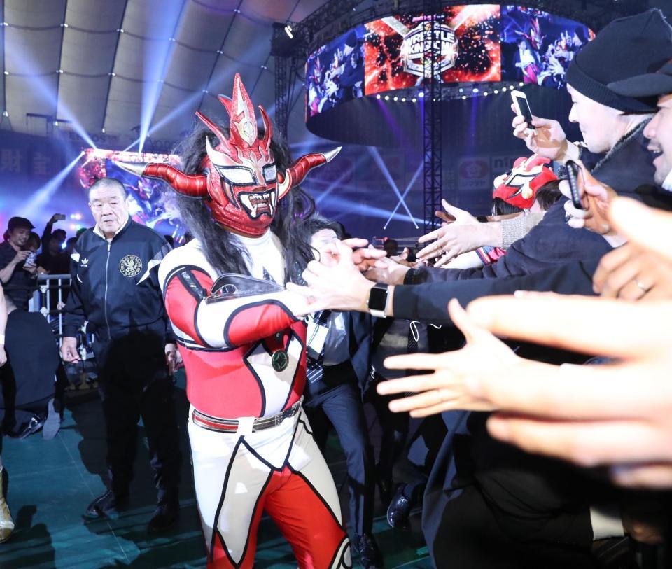 ファンと握手しながら引き上げる獣神サンダー・ライガー＝東京ドーム