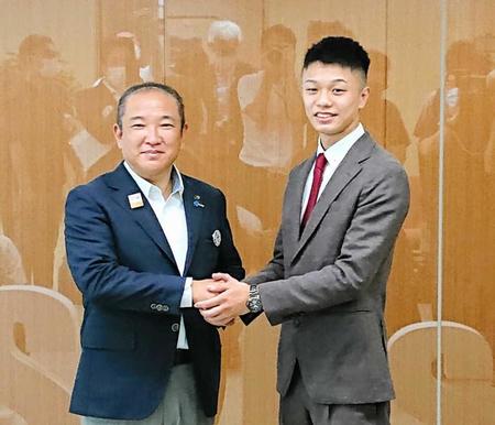 　握手する中谷潤人（右）と相模原市の本村賢太郎市長