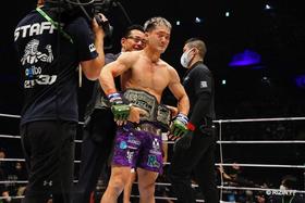 チャンピオンベルトを巻かれる牛久絢太郎(RIZIN FF提供)