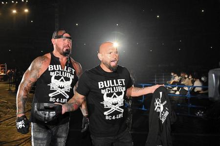 　タマ・トンガらを襲撃し、ほえまくるカール・アンダーソン（左）とドク・ギャローズ（新日本プロレス提供）