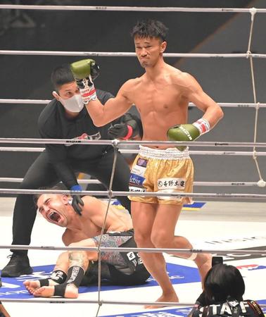 　トレント・ガーダム（左下）にＴＫＯ勝ちした梅野源治（撮影・高部洋祐）